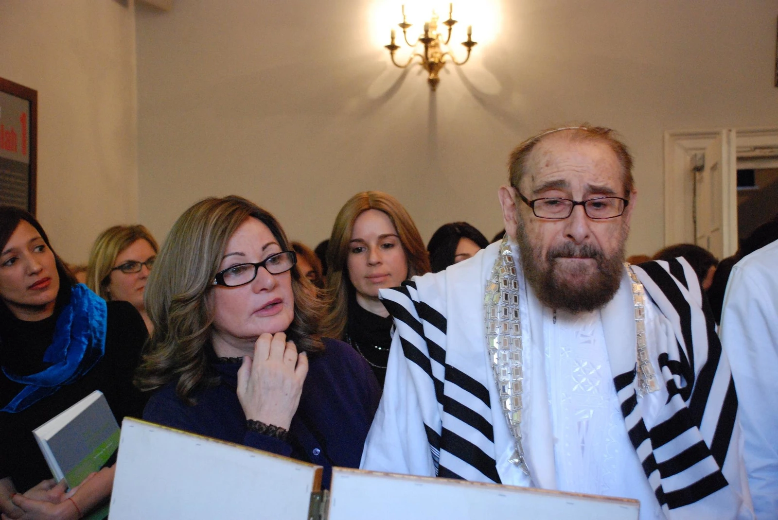 Karen e Rav Berg junto a estudantes e membros da comunidade