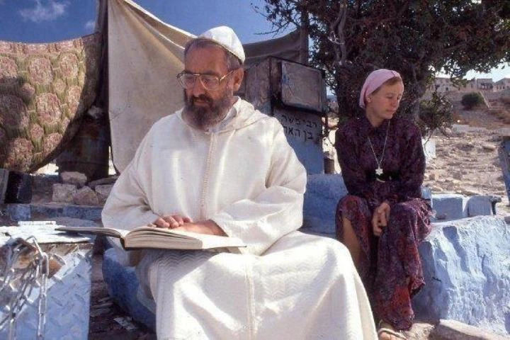 Fotografia histórica de Karen Berg ao lado de Rav Berg