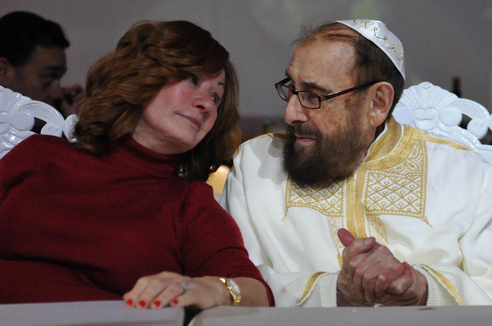 Karen Berg e Rav Berg conversando