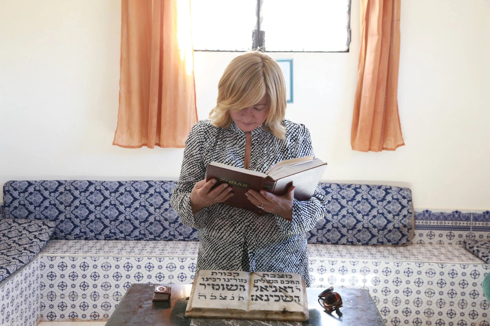 Karen Berg estudando junto a um local sagrado